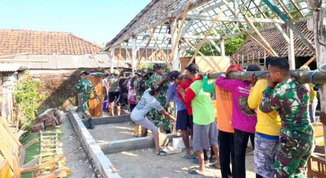 Kebersamaan TNI dan Warga Warnai Renovasi Rumah Samijan dalam TMMD 129 Bojonegoro IMG 20260719 WA0039