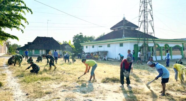 Satgas TMMD 129 Bojonegoro Bersihkan Masjid Krebet Kesongo, Warga Beri Apresiasi IMG 20260720 WA0033