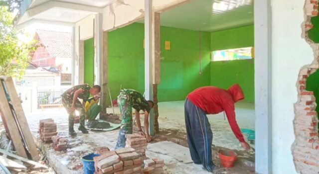 Pendidikan Jadi Prioritas, Satgas TMMD 129 Bojonegoro Genjot Renovasi SDN Kesongo 1 IMG 20260722 WA0005