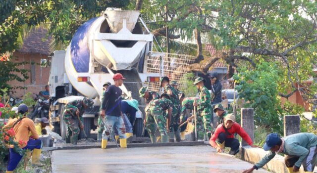 Satgas TMMD 129 Kodim 0813 Bojonegoro Percepat Pembangunan Jalan Cor Beton di Kedungpandan IMG 20260722 WA0018