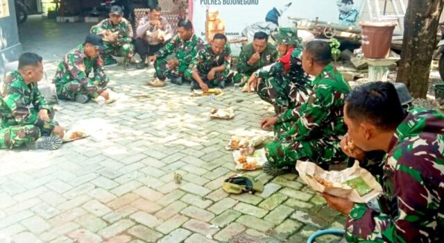 Momen Makan Lesehan Satgas TMMD 129 Bojonegoro Perkuat Soliditas IMG 20260723 WA0042