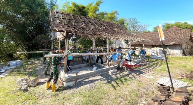 Rumah Mbah Kardo Mulai Berdiri, Satgas TMMD Bojonegoro Kompak Angkat Kerangka Kayu IMG 20260724 WA0013