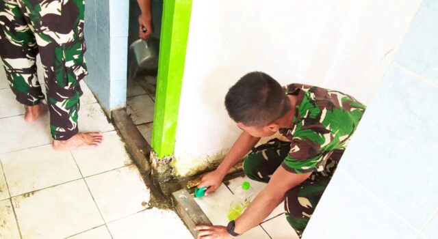 Prajurit dan Warga Kompak Bersihkan Masjid, Semangat TMMD 129 Bojonegoro Tuai Apresiasi IMG 20260726 WA0036