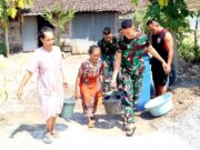 Kisah Haru di TMMD Bojonegoro, Prajurit TNI Bantu Lansia Bawa Air Bersih IMG 20260727 WA0023