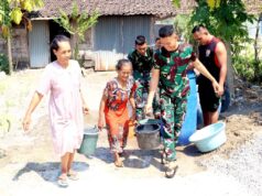 Kisah Haru di TMMD Bojonegoro, Prajurit TNI Bantu Lansia Bawa Air Bersih IMG 20260727 WA0023