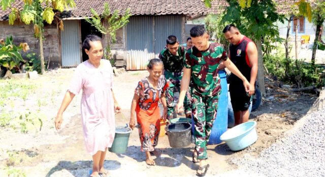 Kisah Haru di TMMD Bojonegoro, Prajurit TNI Bantu Lansia Bawa Air Bersih IMG 20260727 WA0023