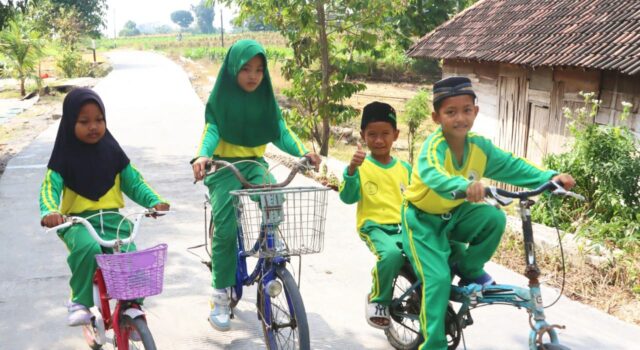 Tawa Anak-Anak Warnai Jalan Baru Hasil TMMD 129 di Desa Kesongo Bojonegoro IMG 20260730 WA0025