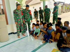 Momen Hangat TMMD Bojonegoro, Lettu Purnomo dan Serka Lasmidi Tanamkan Kedekatan TNI dengan Generasi Muda IMG 20260803 WA0013