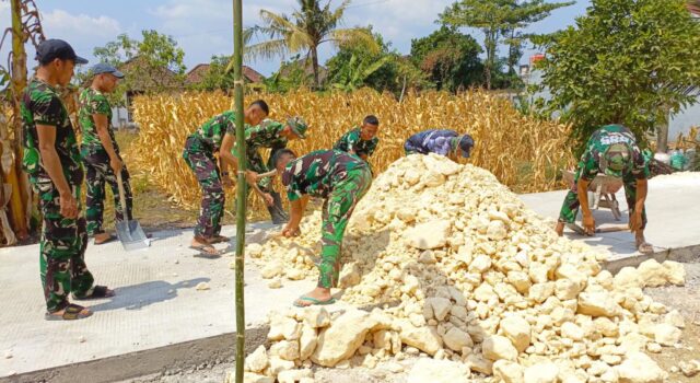 Semangat Tanpa Libur, Satgas TMMD 129 Bojonegoro Wujudkan Jalan Aman untuk Warga Kesongo IMG 20260804 WA0035