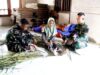 Kemanunggalan TNI dan Rakyat di TMMD Bojonegoro, Prajurit Ikut Menganyam Tikar Janur IMG 20260808 WA0054