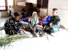 Kemanunggalan TNI dan Rakyat di TMMD Bojonegoro, Prajurit Ikut Menganyam Tikar Janur IMG 20260808 WA0054