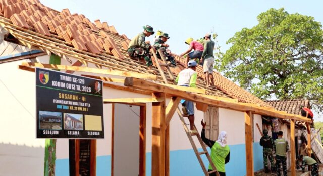 Keringat di Bawah Terik, TMMD Bojonegoro Wujudkan Rumah Layak Ibu Tini IMG 20260809 WA0022