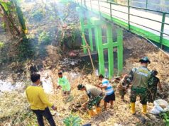 Gotong Royong, TMMD Bojonegoro dan Warga Bersihkan Jembatan Brang Etan IMG 20260809 WA0025
