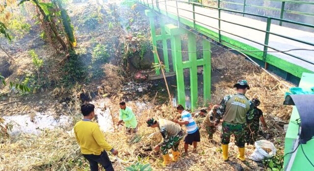 Gotong Royong, TMMD Bojonegoro dan Warga Bersihkan Jembatan Brang Etan IMG 20260809 WA0025
