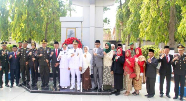 Ketua DPRD Abdulloh Umar Bacakan Proklamasi di HUT ke-81 RI Bojonegoro IMG 20260818 WA0017