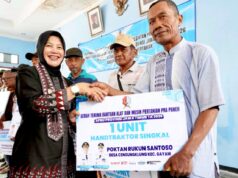 Wabup Bojonegoro Serahkan Alsintan, Petani Diminta Jagong Bareng Cari Solusi IMG 20260821 WA0156