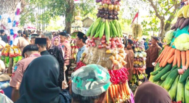 Gunungan Hasil Tani dan Oklik Semarakkan Sedekah Bumi Sobontoro Balen Bojonegoro IMG 20260828 WA0023