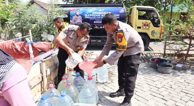 Polres Bojonegoro Bawa 10.000 Liter Air Bersih untuk Warga Kumpulrejo