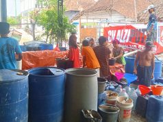 Saat Warga Bojonegoro Butuh Air, Keluarga CV Alzi Putra Hadir Membantu