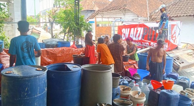 Saat Warga Bojonegoro Butuh Air, Keluarga CV Alzi Putra Hadir Membantu