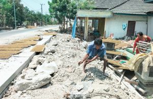 Proyek Drainase di Sidomukti Kepohbaru Bojonegoro Diprotes, Pagar Warga Roboh
