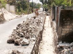 U-Ditch Sranak Bojonegoro Mangkrak Sepekan, Jalan Dipenuhi Kerukan dan Batu