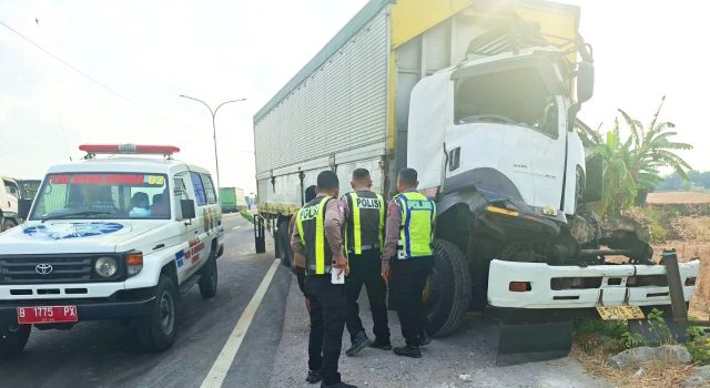 Kecelakaan di Lamongan, Truk Tronton Tabrak Truk Parkir di JLU