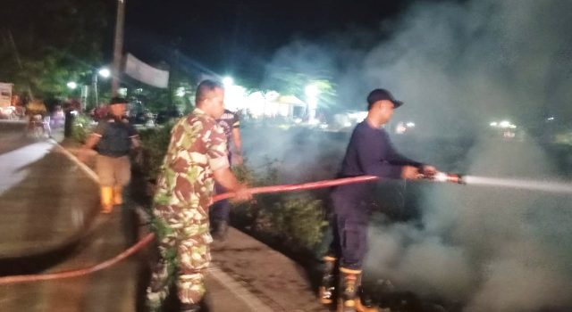 Kebakaran Lahan di Babat Lamongan Jadi Perhatian, Babinsa Ingatkan Warga Tetap Waspada