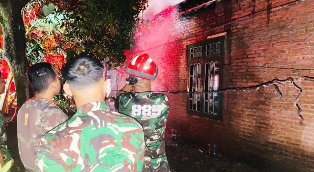 Kebakaran Rumah di Depan Lapangan Desa Dander Bojonegoro, TNI dan Damkar Berjibaku Padamkan Api