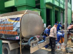 Warga Brondong Butuh Air Bersih, Satpolairud Lamongan Hadir Membantu