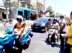 Kasatresnarkoba AKP Harjo Turun ke Jalan, Pengendara di Depan Polres Bojonegoro Dapat Nasi Kotak Gratis