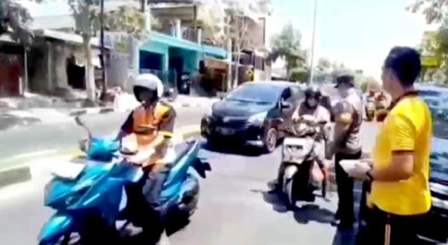 Kasatresnarkoba AKP Harjo Turun ke Jalan, Pengendara di Depan Polres Bojonegoro Dapat Nasi Kotak Gratis