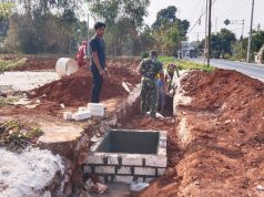 Babinsa Dagan Lamongan Tak Tinggal Diam, Bantu Warga Benahi Drainase