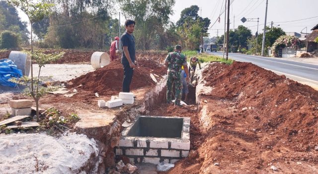 Babinsa Dagan Lamongan Tak Tinggal Diam, Bantu Warga Benahi Drainase