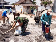 Gotong Royong Babinsa dan Warga Solokuro Lamongan, Akses KDKMP Diperbaiki