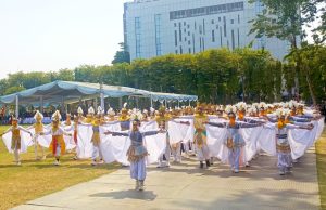 Alun-Alun Bojonegoro Dibuat Terpukau oleh 349 Penari Meliwis Putih
