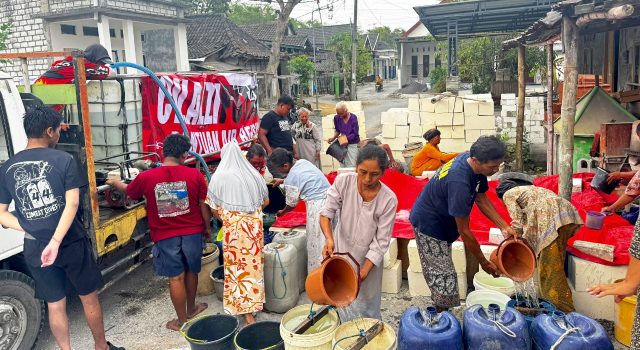 Warga Brangkal Bojonegoro Terbantu, CV Alzi Putra Salurkan 35.000 Liter Air Bersih