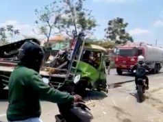 Truk Kombi Oleng di Jalan Balen Bojonegoro, Sopir Dilarikan ke Puskesmas
