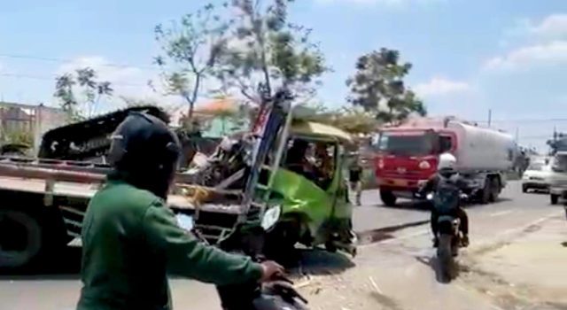 Truk Kombi Oleng di Jalan Balen Bojonegoro, Sopir Dilarikan ke Puskesmas