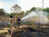 Aksi Sigap Yonif 885 dan Damkar Bojonegoro Padamkan Kebakaran Lahan