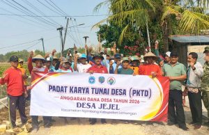 Babinsa Ngimbang Terjun Langsung, Jalan Desa Jejel Lamongan Mulai Ditata