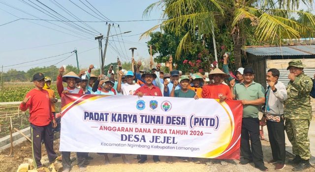 Babinsa Ngimbang Terjun Langsung, Jalan Desa Jejel Lamongan Mulai Ditata